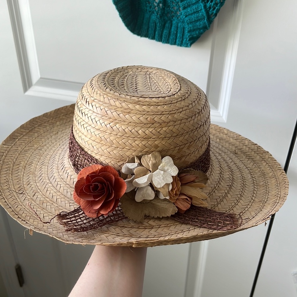 Sunhat with flowers